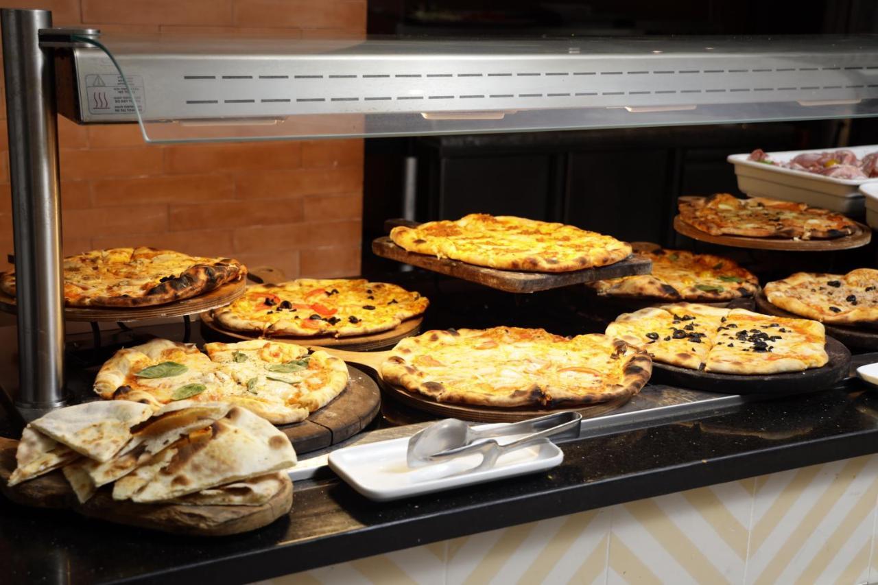 The Mirage Resort & Spa ฮัมมาเม็ต ภายนอก รูปภาพ A display of pies at a bakery